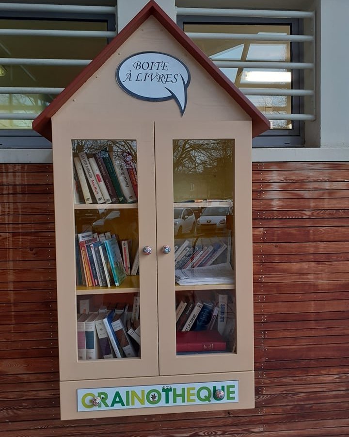 Armoire vitrée (bibliothèque) + tiroir (grainothèque).