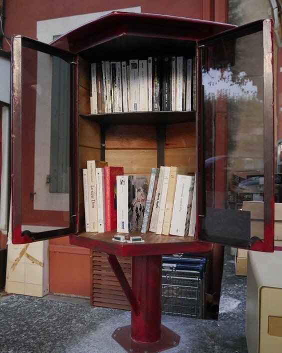Sur le muret de l'épicerie, à droite.