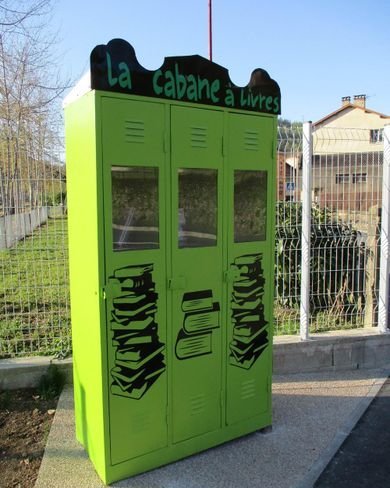 Ancien vestiaire d'usine aménagé.