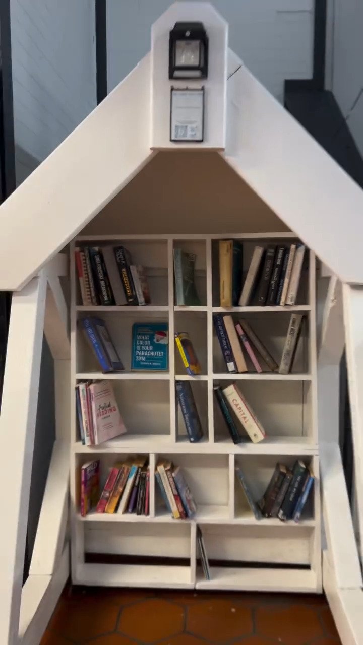 OB’s traveling lending library! 📚

Donations support the Bluebird Books book fund, putting free books in classrooms across San Diego County.