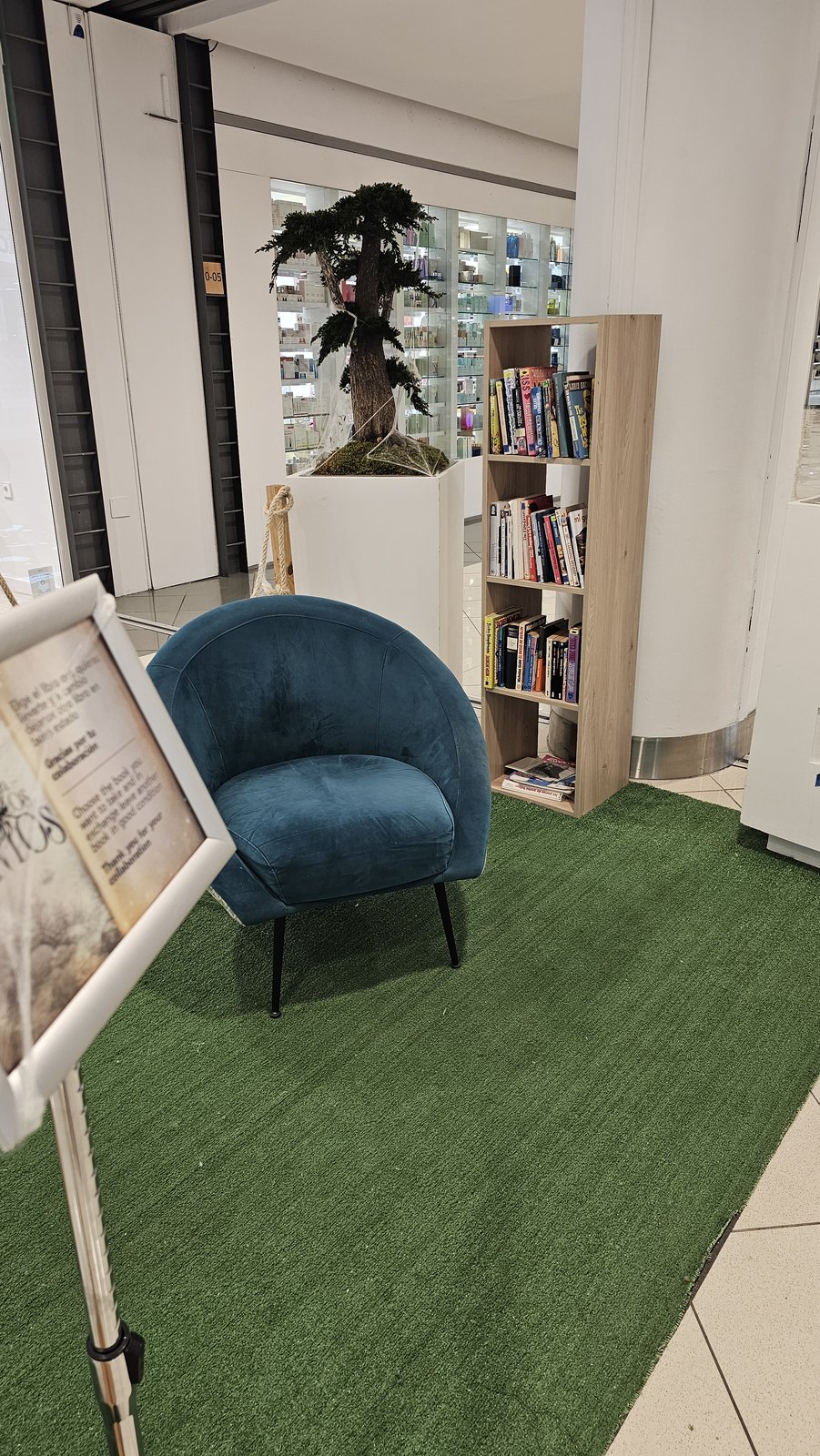 Book library and reading space within the Centro Comercial Martiánez shopping centre in Puerto De La Cruz. Open during shopping centre hours. First floor.