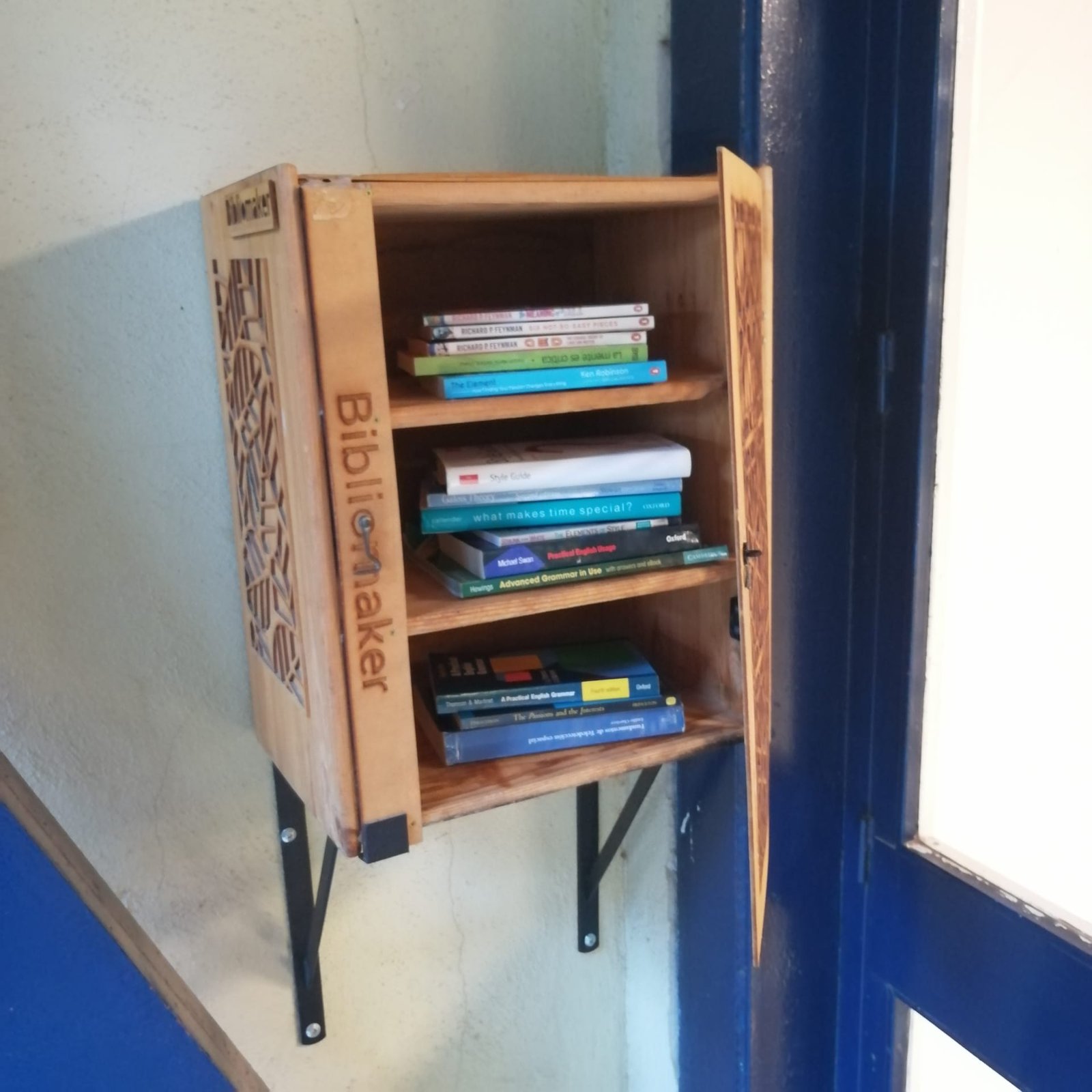 The Bibliomaker (the library's makerspace) at the Faculty of Science, University of Granada, designed, built, installed, and maintains a book exchange box located in the Faculty's gardens. This initiative promotes the circular economy of books by allowing students to take copies that interest them and share those they no longer use, fosters reading and culture, and makes the gardens a more welcoming place to spend time. Furthermore, the box was built using recycled materials and customized using resources available at the Bibliomaker for its design, branding, and locking mechanism.