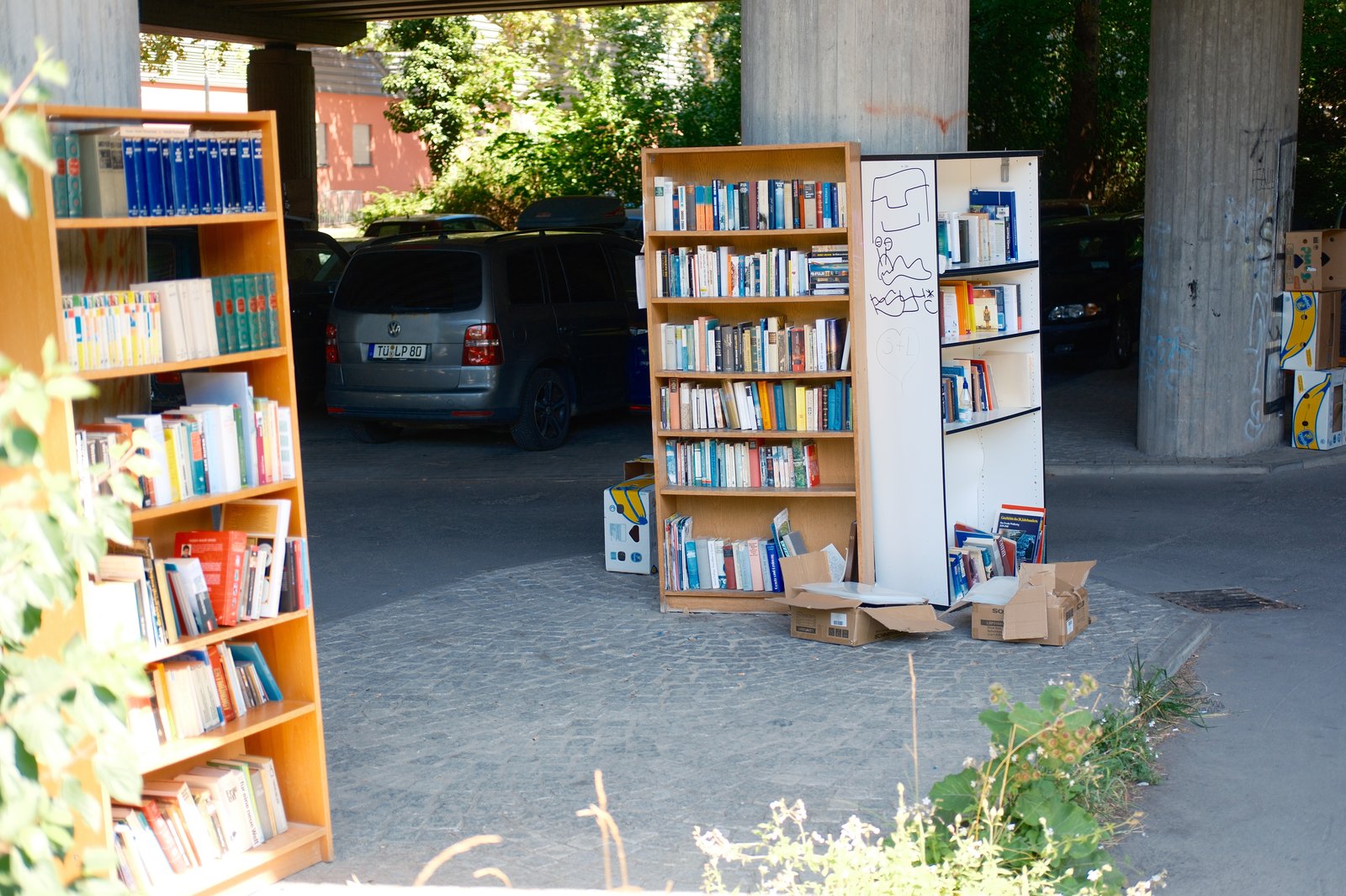 Bücherregal unter der B296